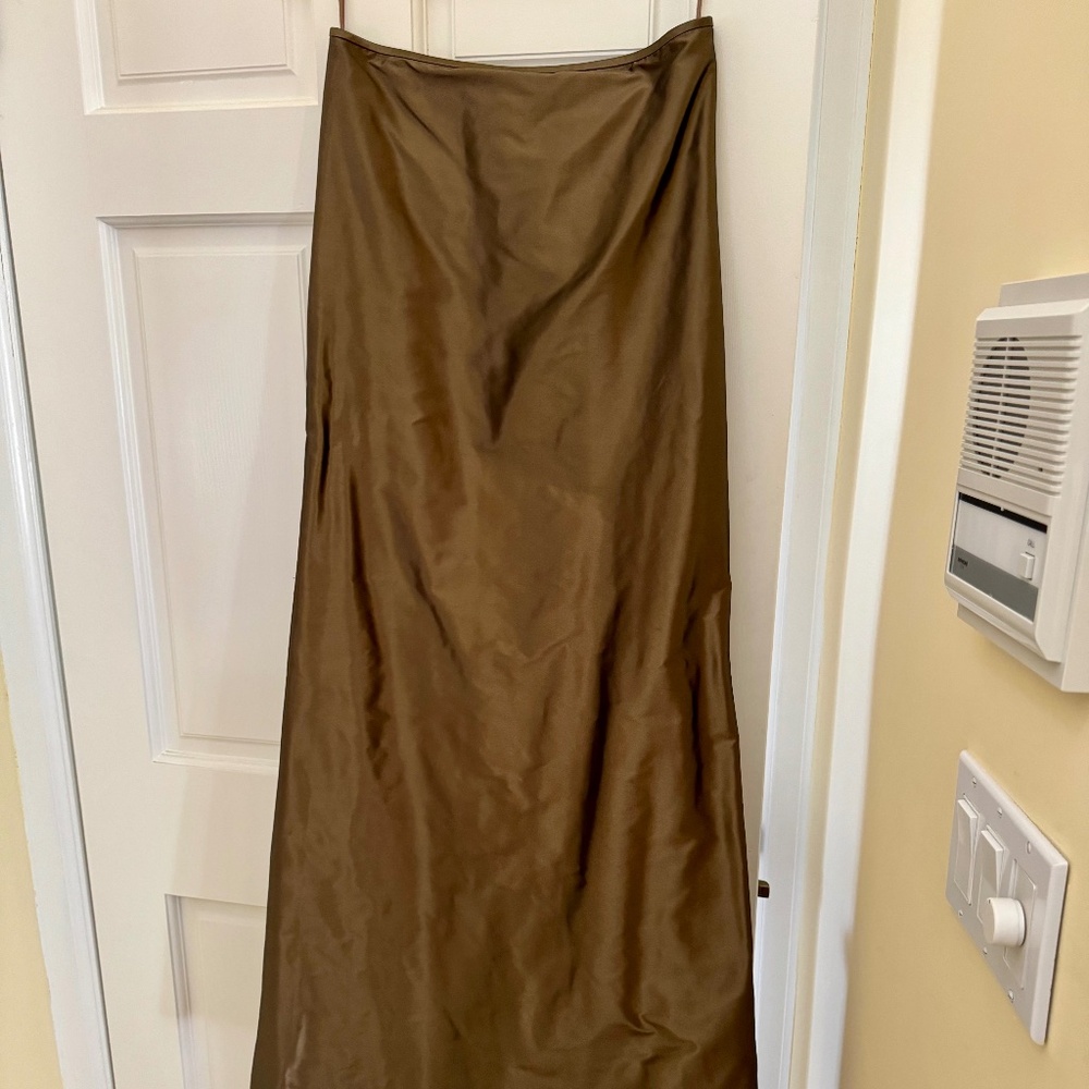Women's Carmen Marc Valvo gold long satin skirt size 6